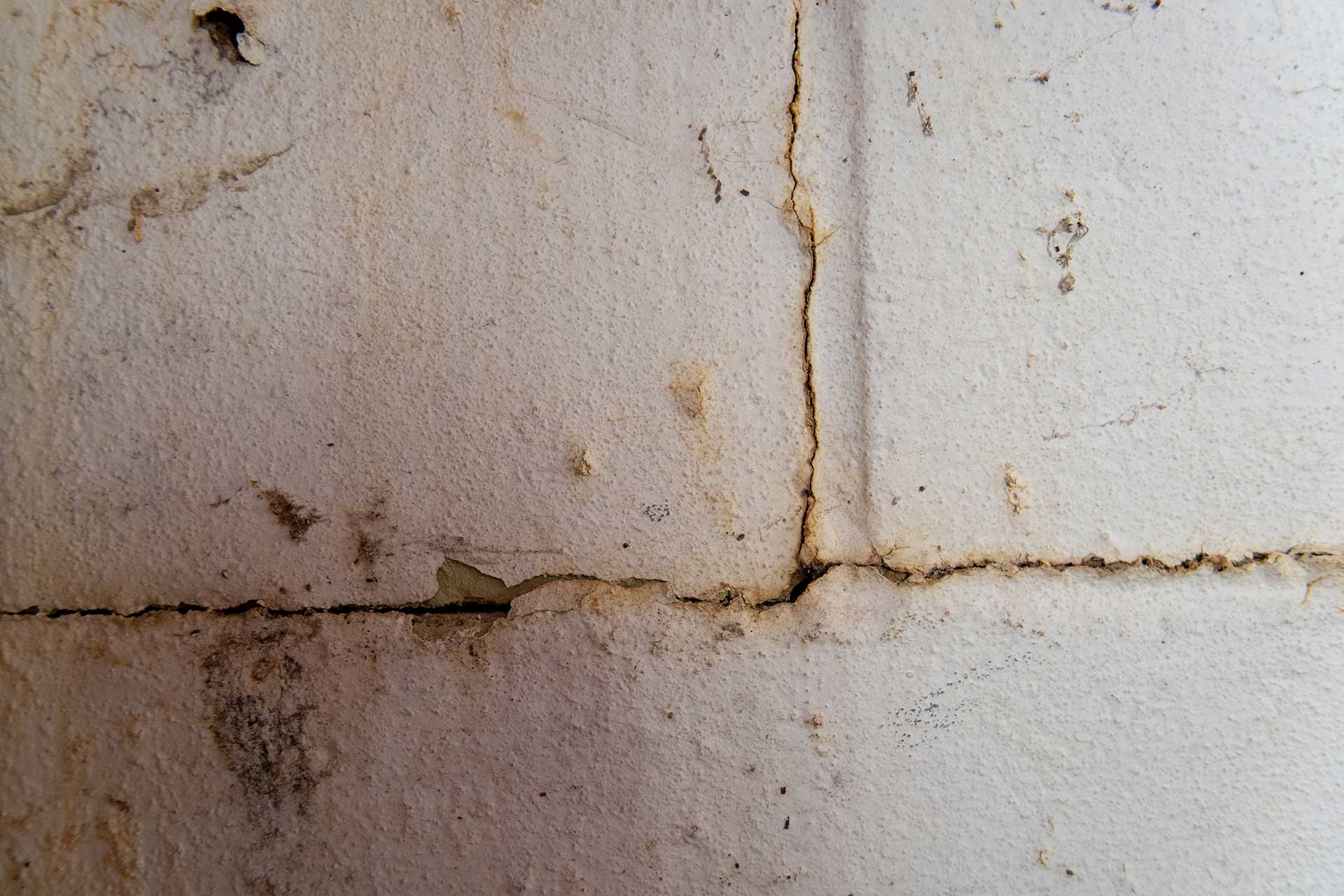 Wall crack in foundation